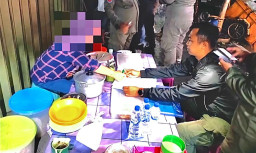 Satpol PP Tertibkan hingga Tindak Tegas PKL Jalan Dhoho Kediri, Kursi dan Tikar Diamankan