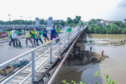 Pemkot Kediri Bersihkan Sampah Mengancam Jembatan Cagar Budaya