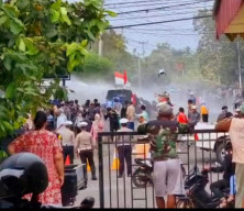 Suara Tembakan dan Kepulan Asap di Kantor Bawaslu Bengkulu Selatan! Demo Dugaan Kejahatan PSU Rusuh