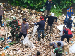 Dalam Rangka BBGRM Ke XXII, Polsek Cibinong Bersama Forkopimcam Bersih-Bersih Kali Baru