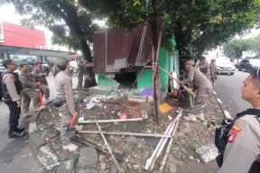 Berdiri di Lahan Hijau, Aparat Gabungan Bongkar Posko Ormas di Depok