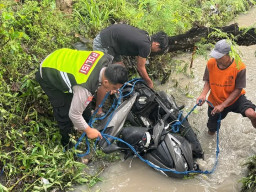 Geger, Warga Ponorogo Temukan Jasad Remaja 13 Tahun Tertimpa Motor di Selokan