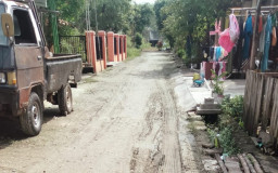 Jalan Rusak, Warga Dusun di Sukodadi Lamongan Mengaku Kesal hingga Bangun Swadaya