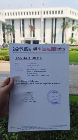 Koalisi Sipil Masyarakat Anti Korupsi Kirimkan Buku “Berantas Korupsi, Sembari Korupsi” ke Presiden