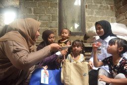 Balita Stunting di Kelurahan Gayam Dapat Bantuan Pangan dari Mbak Wali dan Ning Faiqoh