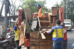 Penertiban Tahap Kedua Bangunan Liar di Sempadan Sungai Lamong Rampung