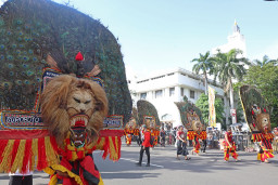 Dongeng Nusantara Menjelma dalam Parade Spektakuler Surabaya