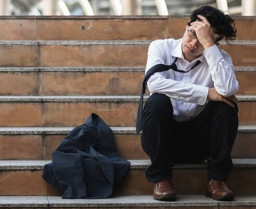 Lulusan Baru Menumpuk dan PHK di Mana-Mana, Pengangguran pun Membuncah