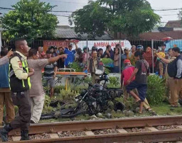 Diduga karena Palang Pintu Terbuka, KA Tabrak 7 Motor di Magetan, 4 Tewas