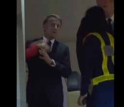 Viral Presiden Prancis Emmanuel Macron Ditoyor Istrinya di Pesawat