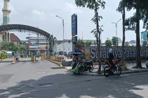 Pengunjung Keluhkan Tarif Parkir Sepeda Motor di Stasiun Pasar Turi Surabaya Kemahalan