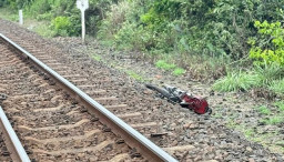 Terobos Palang Pintu Rel, Dua Orang Berboncengan Motor Ditabrak KA hingga Tewas