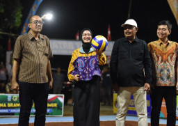 Mbak Wali Buka Turnamen Bola Voli Antar Pelajar SMA/SMK se-Kediri Raya Wali Kota Kediri Cup 2025