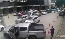 Mau Putar Balik lalu Kehilangan Kendali, Mobil Ini Tabrak Pejalan Kaki di Trotoar