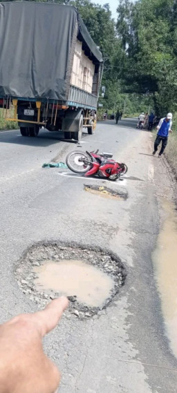 Terperosok di Lubang, Pengendara Motor Dilindas Truk
