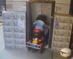 Motor Listrik Tak Bisa Dikendalikan, Wanita Paruh Baya Tabrak Pintu Lift