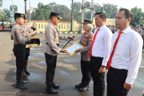 Selain Kenaikan Pangkat, Ini yang Buat Kapolres Metro Depok Berikan Penghargaan ke Jajarannya