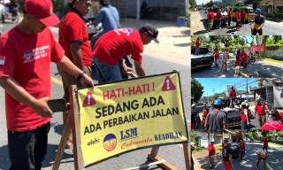 Kelamaan Nunggu Pemerintah, LSM di Paciran Lamongan Urunan Perbaiki Jalan Rusak