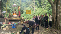 Polres Probolinggo Kawal Kegiatan Adat Mendak Tirta di Air Terjun Madakaripura
