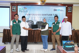 PLN UIT JBM Salurkan Bantuan Program TJSL di Sampang