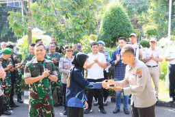 Kapolres Kediri Kota dan Dandim 0809 Kediri Beri Kejutan Ulang Tahun Mbak Wali Vinanda