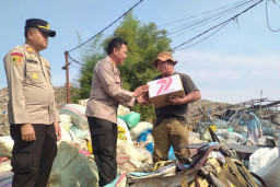 Sasar Kawasan TPA Cipayung, Polres Metro Depok Tebar Manfaat Lewat Bakti Sosial