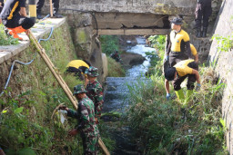 Sambut Hari Bhayangkara Ke-79, Polres Batu Bersama Unsur terkait Bersihkan Aliran Sungai 