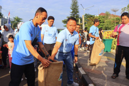 Aksi Bersih Sampah di CFD Warnai Peringatan Hari Lingkungan Hidup Sedunia di Depok