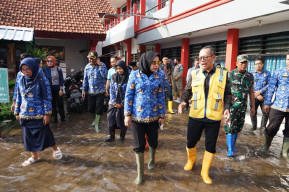 Kunjungan Kerja Wabup Mimik Idayana ke Sekolah Rawan Banjir di SMPN Tanggulangin