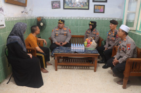 Kapolres Pasuruan Manfaatkan Momentum Hari Bhayangkara Ke-79 untuk Kunjungi Anggota Sakit