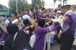 Ratusan Jamaah Haji Kloter 12 Depok Pulang dengan Selamat, Disambut Haru di Balai Kota