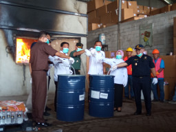 3,5 Juta Rokok Ilegal dan Ratusan Liter Miras Dimusnahkan Pemkab Malang dan Bea Cukai