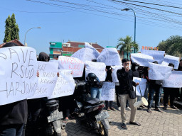 Tuntut Peningkatan Pelayanan, Belasan Pemuda Demo RSUD Ponorogo