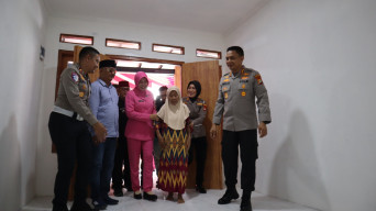 Polres Metro Depok Hadirkan Senyum Ibu Icih Lewat Program Bedah Rumah di HUT ke-79 Polri