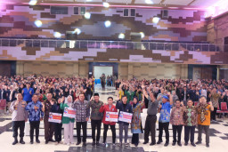 Pemkab Sidoarjo Serahkan Beasiswa Pendidikan Bagi 2.007 Mahasiswa