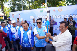 Wali Kota Batu Serahkan Obor Porprov IX Jatim 2025 ke Saudara Tua Kota Malang