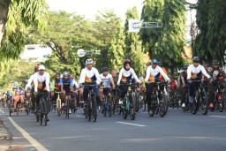 Peringati Hari Bhayangkara Ke-79, Mbak Wali Gowes Bareng Forkopimda
