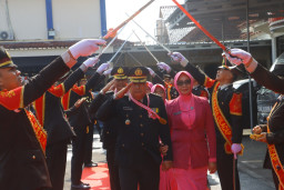 Mobil Patroli Polisi Antar Jemput Personel yang Purna Tugas, Tradisi Penuh Haru di Polresta Cilacap