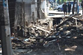 Satpol PP Surabaya Tertibkan Puluhan Bangli demi Lancarkan Aliran Air