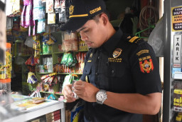 Pemkot Surabaya Gencarkan Operasi Rokok Ilegal, 500 Batang Disita dari Dua Toko Kelontong