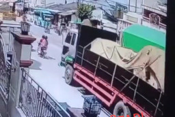 Truk Diduga Rem Blong, Tabrak Dua Motor di Pasar Brebes, 2 Meninggal
