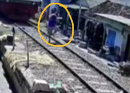 Diserempet Kereta Api, Penyandang Disabilitas Asal Sidotopo Selamat