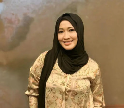 Pamer Foto Gandengan Tangan, Okie Agustina Ngaku Sudah Punya Pacar lagi