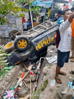 Mobil Patroli Polsek Hu'u Tabrak 8 Kendaraan dan Sebuah Warung