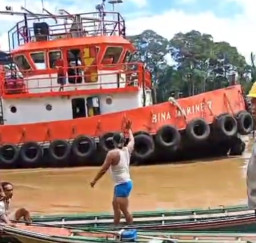 Taksi Motor Kelotok Mati Mesin di Tengah Sungai Karam Ditabrak Tongkang Batubara