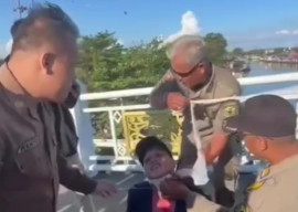 Pengemudi Ojek Online Terjerat Tali Layangan