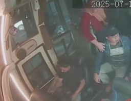 Viral, Rekaman CCTV Bus Tabrak Toko Bangunan