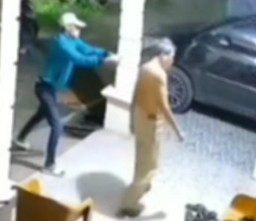 Asyik Duduk Santai, Kakek Idham Disiram Air Panas oleh Tamu Tak Diundang