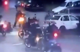 Rombongan Motor Tabrak Mobil di Jalan Raya, 1 Tewas