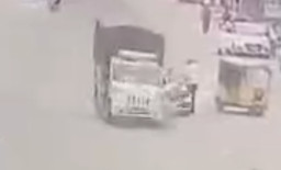 Keluar dari Mobil Mogok, Wanita Ini Tewas Ditabrak Truk